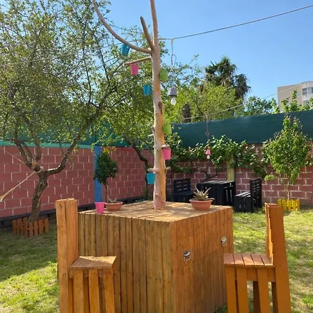 Vandrerhjem The Hood & Day Tours *