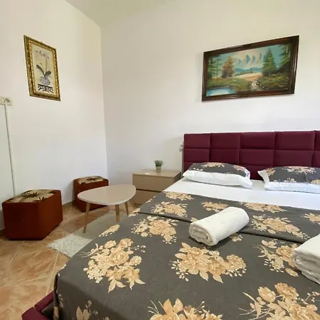 Hostal The Hood & Day Tours *