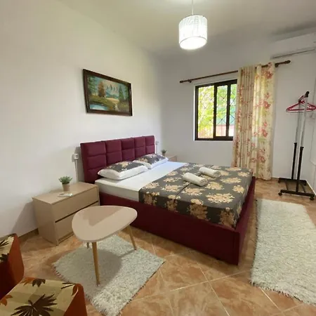 The Hood & Day Tours Hostel