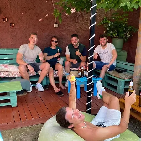 The Hood & Day Tours Hostal *