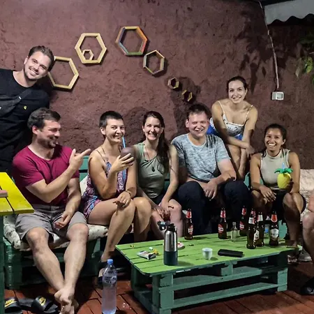 Hostal The Hood & Day Tours *