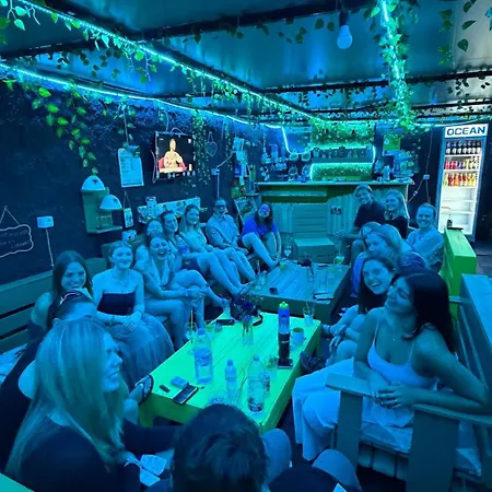 The Hood & Day Tours Хостел