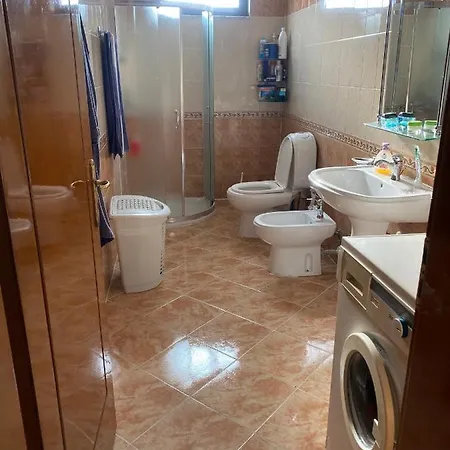 The Hood & Day Tours Hostal