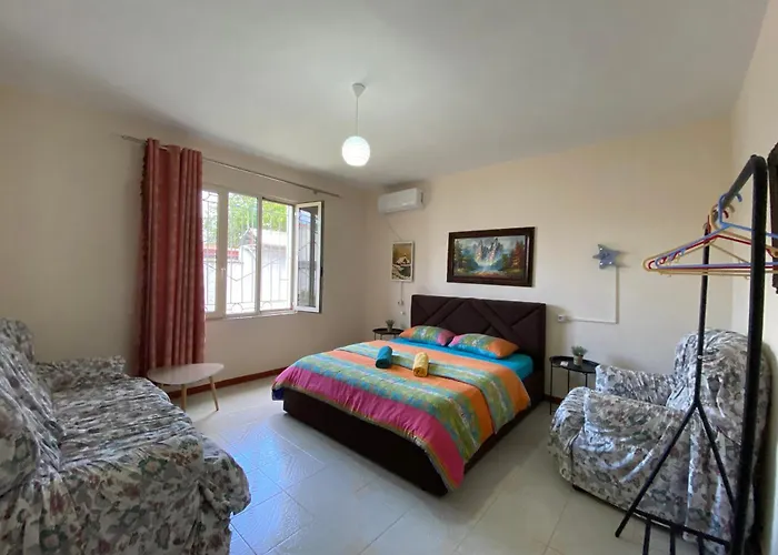 The Hood & Day Tours Hostel