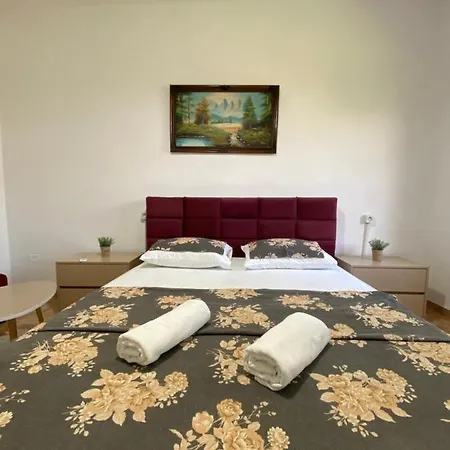 The Hood & Day Tours Hostel