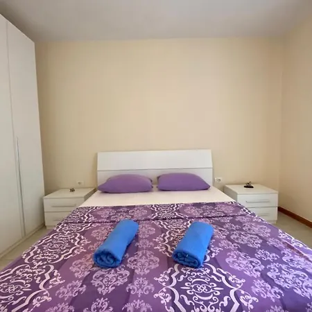 Hostel The Hood & Day Tours *