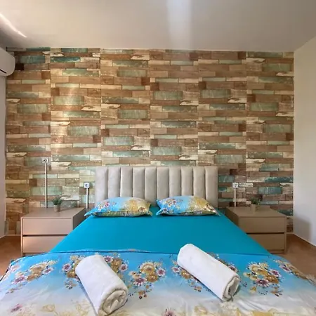 The Hood - Backpackers Shkoder