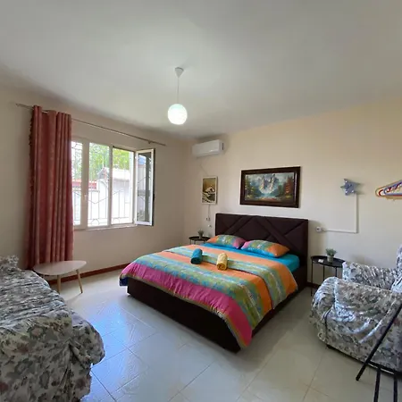 The Hood & Day Tours Hostel