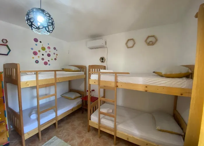 Hostal The Hood & Day Tours *