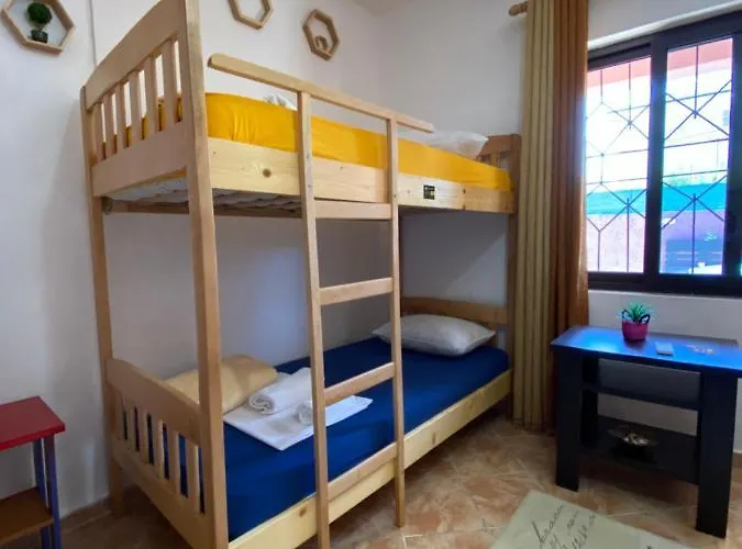 The Hood & Day Tours Hostal