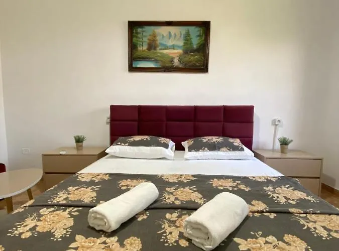 The Hood & Day Tours Hostal