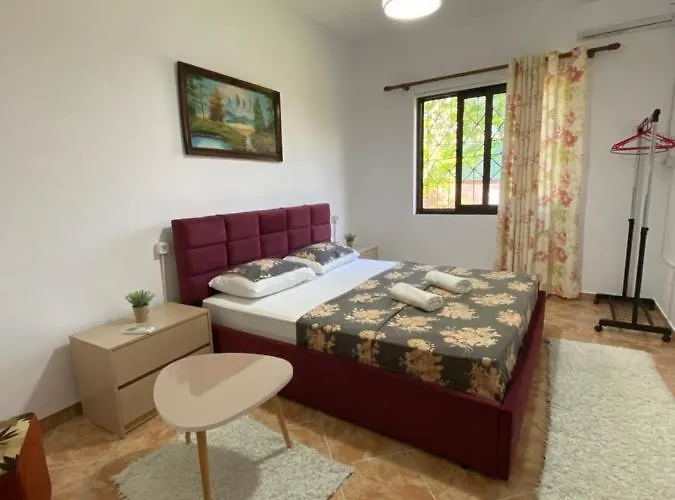 The Hood & Day Tours Hostal