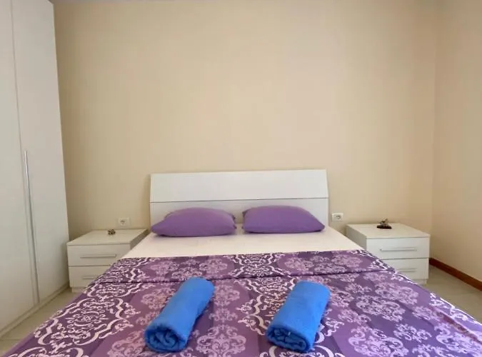 Hostel The Hood & Day Tours *