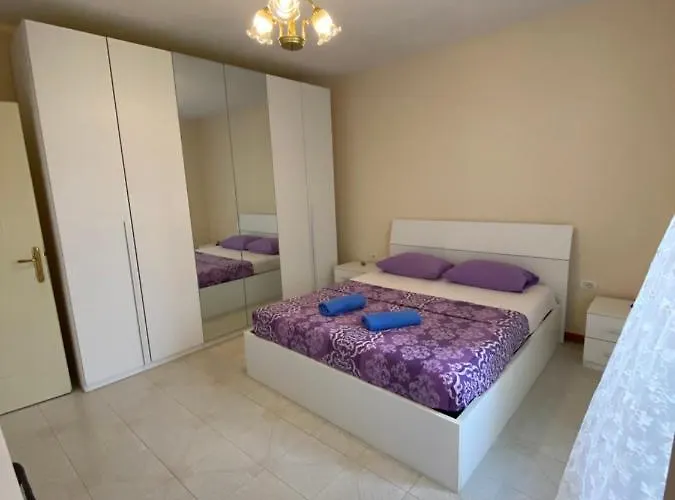 The Hood & Day Tours Hostal