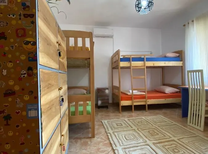 Hostal The Hood & Day Tours *