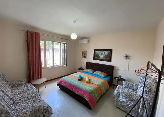 Hostal The Hood & Day Tours