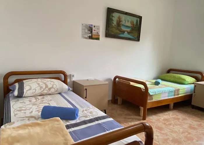 Hostal The Hood & Day Tours