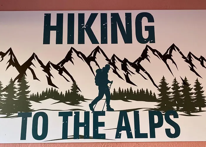 The Hood & Day Tours Hostal