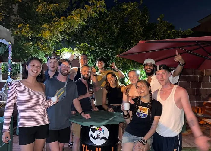 The Hood & Day Tours Hostal *