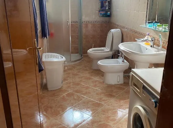 The Hood & Day Tours Hostal