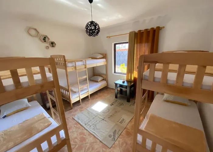 The Hood & Day Tours Hostal